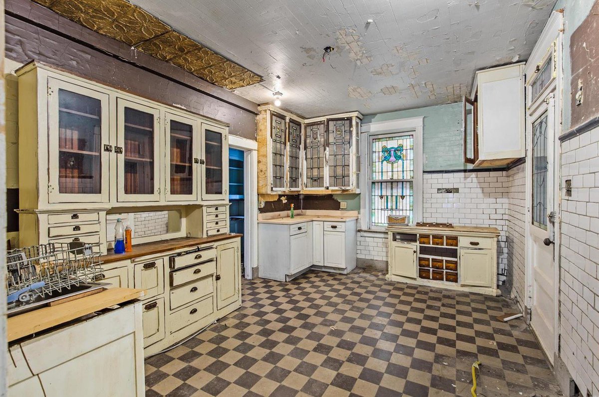 I’m losing my mind over this $225K house in Saint Louis. zillow.com/homedetails/3-…