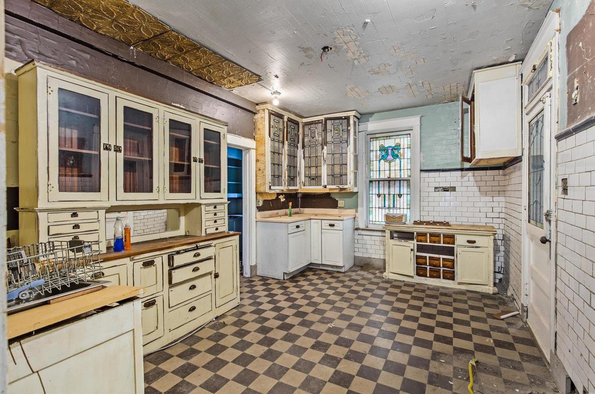 Eric_Erins's tweet photo. I’m losing my mind over this $225K house in Saint Louis. https://t.co/xXvWDPe9Fe https://t.co/9NeDpJh8V4