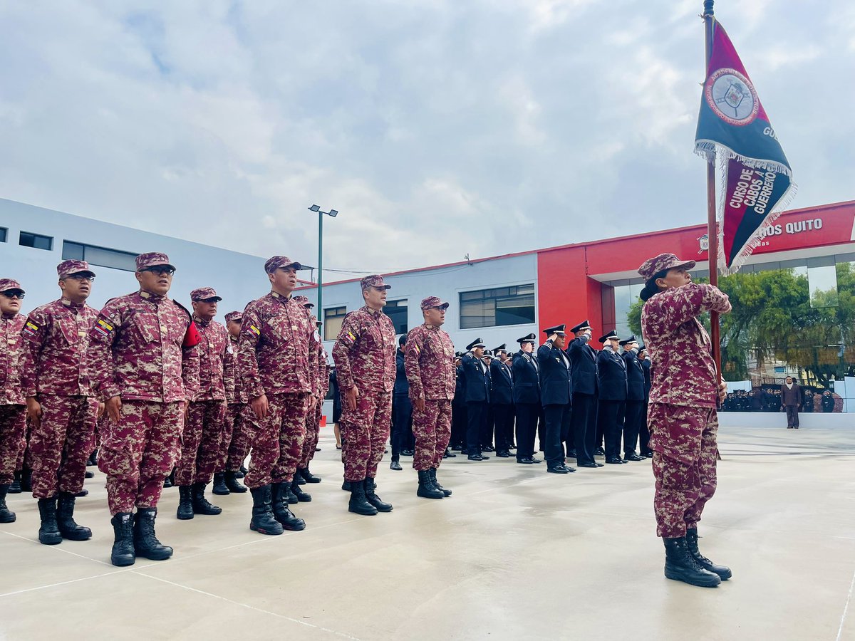 ECardenasVarela's tweet photo. Es gratificante iniciar el año con 2 procesos importantes de ascensos para 74 de nuestros servidores.

Hemos marcado un hito y la diferencia en el desarrollo profesional, dando un énfasis al fortalecimiento de los niveles técnicos y de supervisión institucionales.

#BomberosQuito https://t.co/1T98zpLd7i