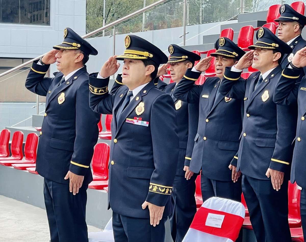 ECardenasVarela's tweet photo. Es gratificante iniciar el año con 2 procesos importantes de ascensos para 74 de nuestros servidores.

Hemos marcado un hito y la diferencia en el desarrollo profesional, dando un énfasis al fortalecimiento de los niveles técnicos y de supervisión institucionales.

#BomberosQuito https://t.co/1T98zpLd7i