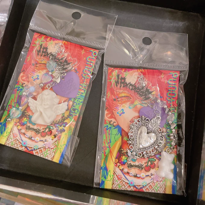 少量グッズおしながきにのせてなかったけどストラップもあります…!こちらは残り2種となりました!また、ステッカーも2つとも残り2点です!ランダムクリアステッカー初日出し忘れてましたがあとこれだけ残ってますすみませんストラップ以外は再販ないためお求めの方はお早めに 