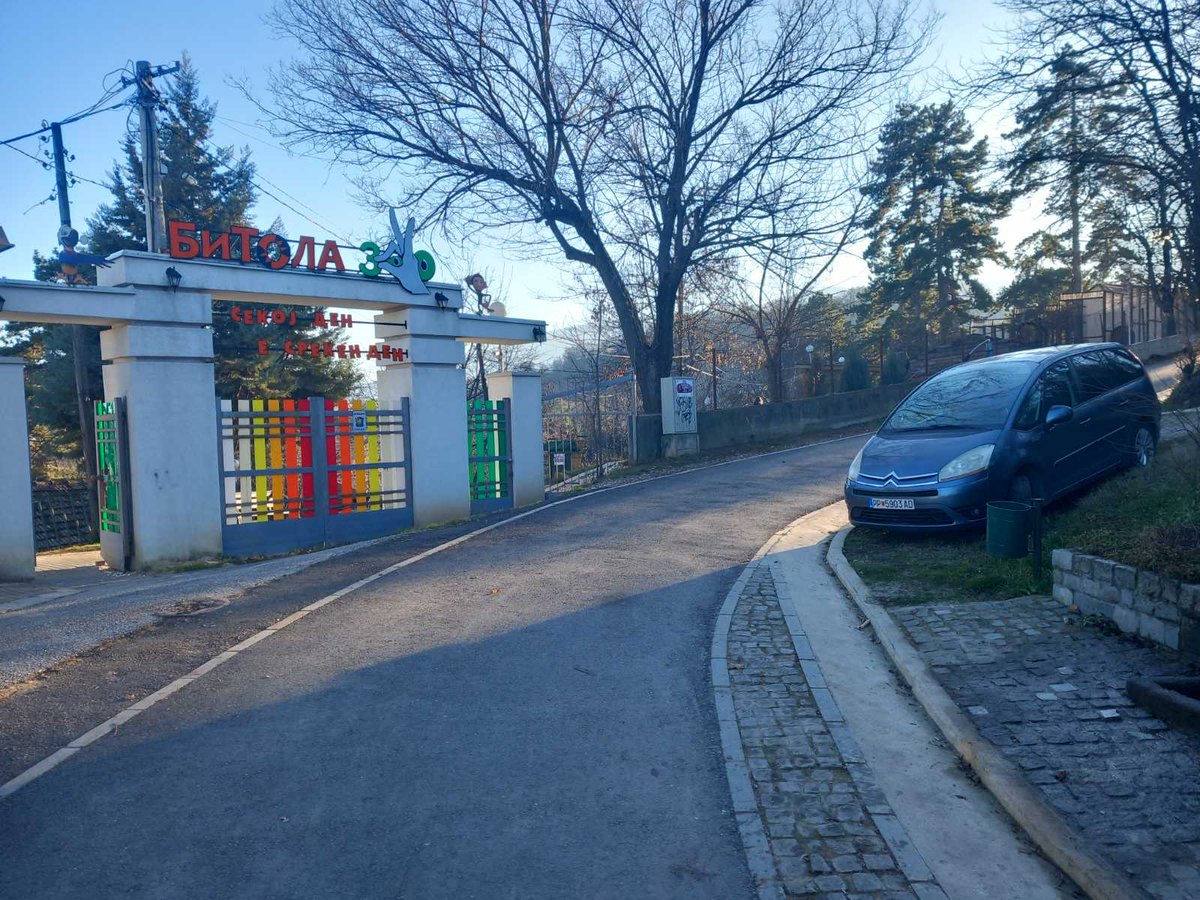 ПРИЛЕПЧАНИ на гости кај роднините !! 
Добро бе до кога вака ќе паркирате ?!?!?!?!
