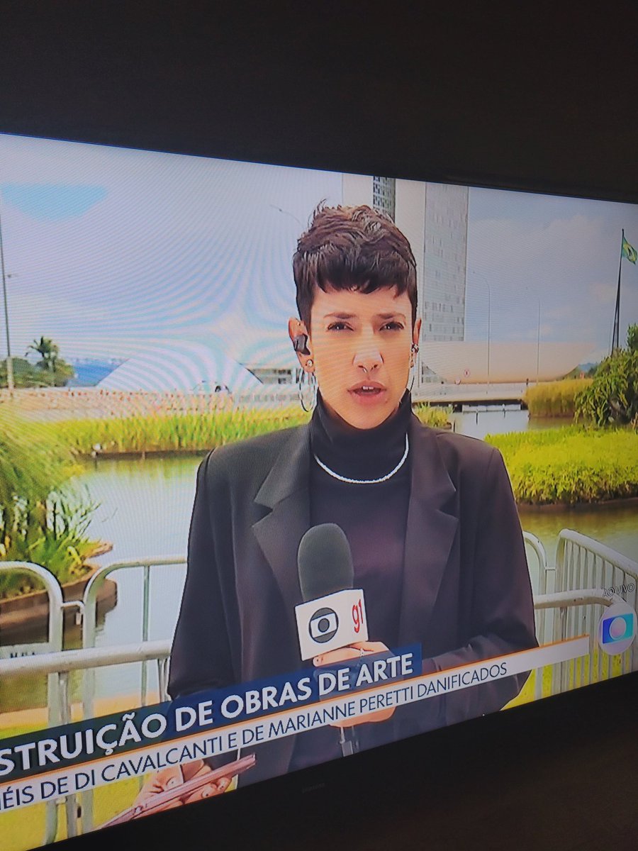 samml's tweet photo. E a Luiza Garonce repórter da Globo Brasília que é a própria modernização do jornalismo, ela tem piercing, vários anéis, argolas e cabelo curto meu deus que mulher gata https://t.co/4aWZFVbIKZ