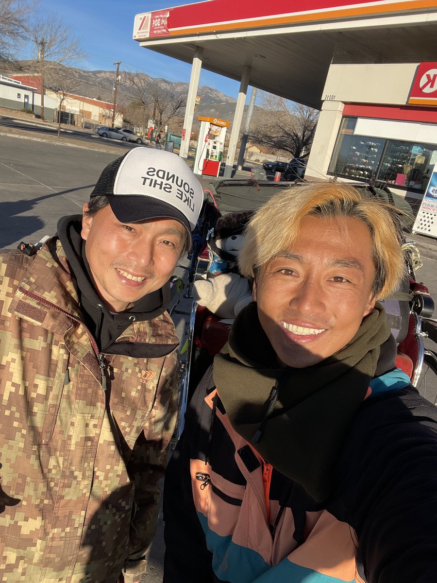 gon_punks_3's tweet photo. ガンプ鈴木さんと合流！
今日からアメリカを一緒に走るぜい！

#アメリカ #アルバカーキ #ガンプ鈴木 https://t.co/Aru8epnS0D