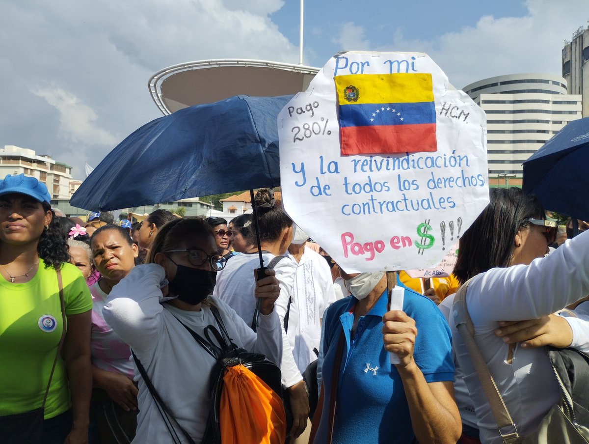 churuguara's tweet photo. Docentes, pensionados y trabajadores de #Aragua, se sumaron a la jornada de #protesta.Aseguran que seguirán en la calle hasta obtener salarios dignos. https://t.co/QR3EAzoUhO
