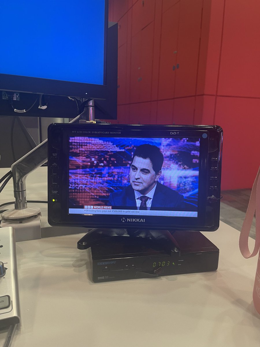 In the Beeb watching former refugee turned NHS doctor <a href="/DrWaheedArian/">Dr Waheed Arian</a> on my TV screen <a href="/BBCHARDtalk/">BBC HARDtalk</a> - proud to see his important work being highlighted by such a high-profile programme 👏🏽