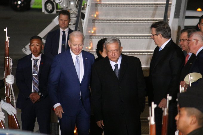 PokerPolitico's tweet photo. ¿De qué platicaron Biden y AMLO mientras se trasladaban del AIFA a Polanco? 
Esto declaró hoy el presidente López Obrador 
👉https://t.co/oYG45Qt13G https://t.co/CdWawesq2f