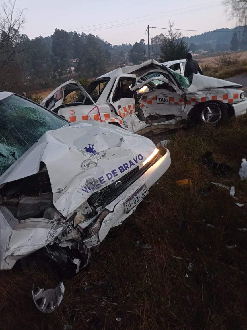 factormx_'s tweet image. Muere taxista tras sufrir un accidente en #ValleDeBravo. Fueron dos taxis los que impactaron de frente en la comunidad San Martín Obispo. Reportan también tres lesionados.
#ManejaConPrecaucion 
#Manejaseguro