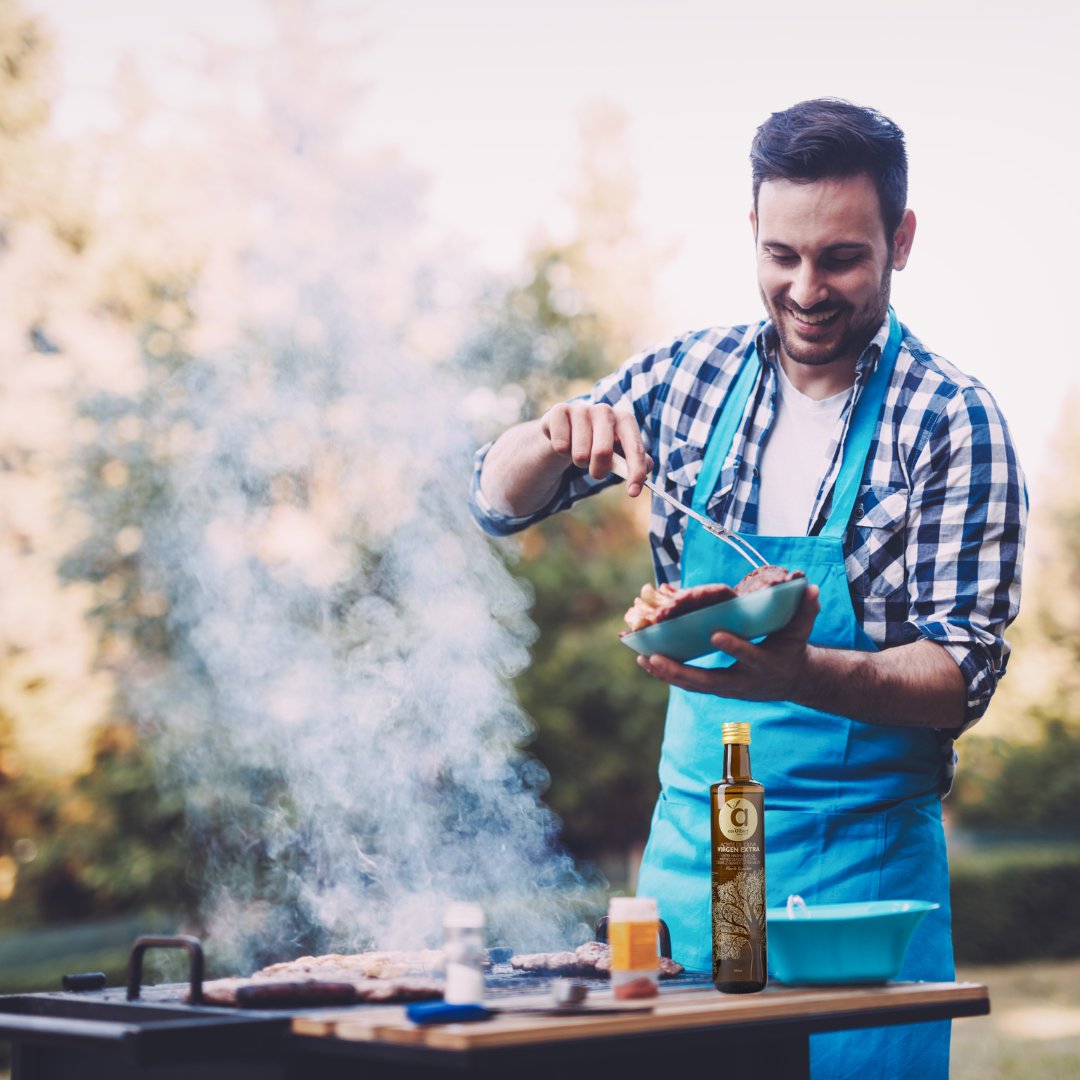 aceitesalbert's tweet photo. Si este año los Reyes Magos te trajeron carbón, tómatelo con filosofía y… ¡prepara una barbacoa! 👨‍🍳🥩🔥  El aceite para marinar la carne lo ponemos nosotros 😉👇

https://t.co/HdS5XaHOez

#gastrotips #marinado #aove #casalbert https://t.co/gXrKGR5Rau