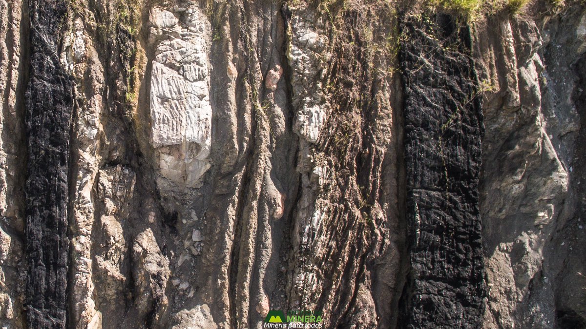 AntioquiaMinera's tweet photo. Esta imagen no solo revela suelo y roca, para los amantes de la #geología es todo un espectáculo que vale la pena visitar. Este #Sinclinal esta ubicado en la cuenca del Sinifaná en el municipio de Titiribí. 

#AntioquiaMinera #MineríaParaTodos #Patrimonio https://t.co/TgDX0Djppb