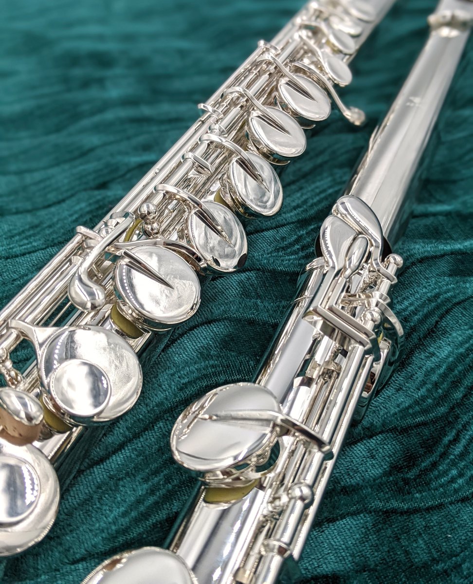 AllFlutesPlus's tweet image. Here's a look at a lovely Sankyo AF201 alto flute. It's got a .925 Silver headjoint, silver-plated body tubing and mechanism, french pointed key arms and a straight headjoint. £6995
Specs: bit.ly/3jLxhBN

@sankyoflutes #alto #altoflute #silverflute #flutesection