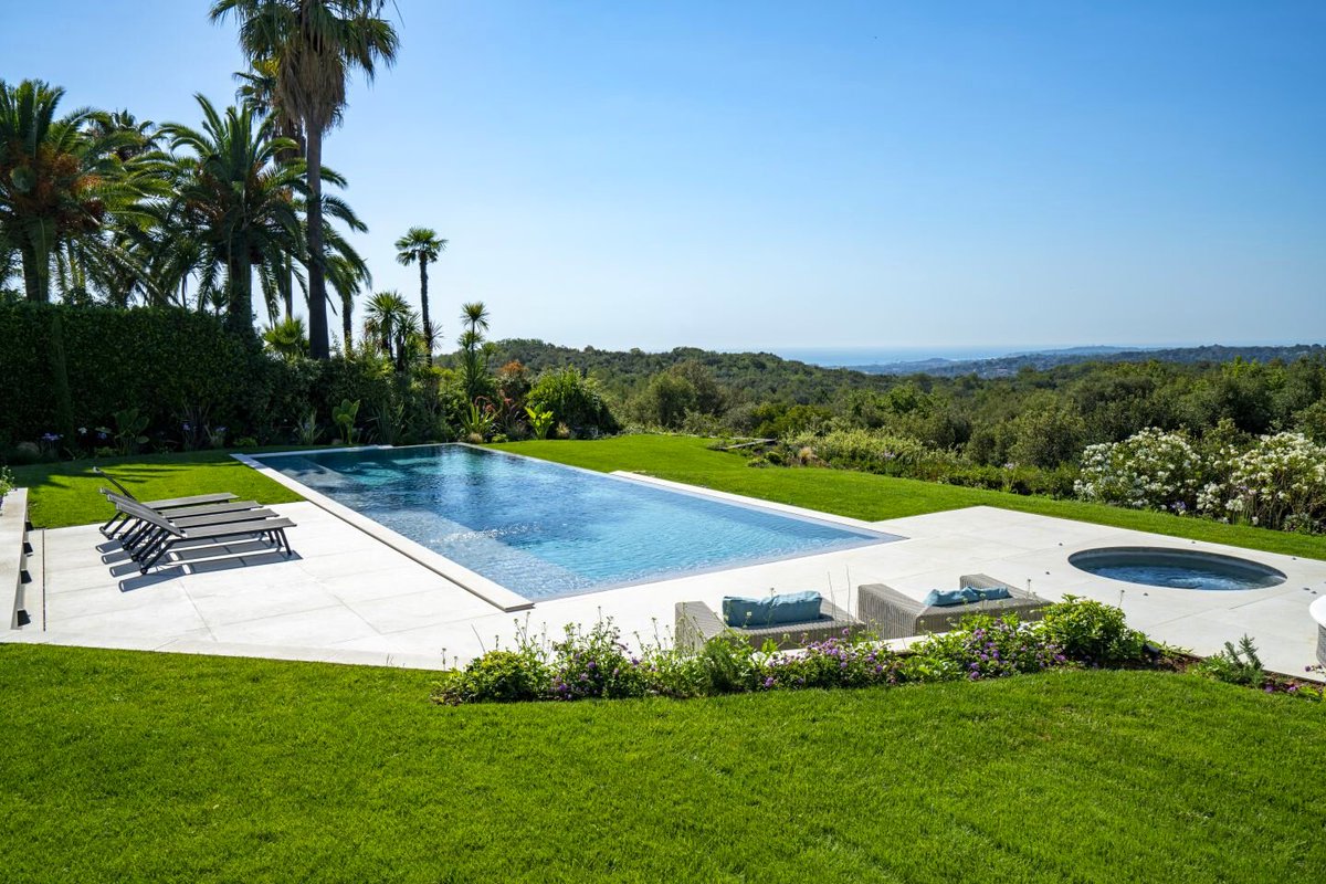 On commence la semaine sur la Côte-d’Azur, avec cette superbe piscine design accompagnée d’un joli spa. On adore !

Et vous, quel est votre style de piscine préféré ?
diffazur.fr/accueil/piscin…

#piscine #design #tendance #cotedazur #deco
