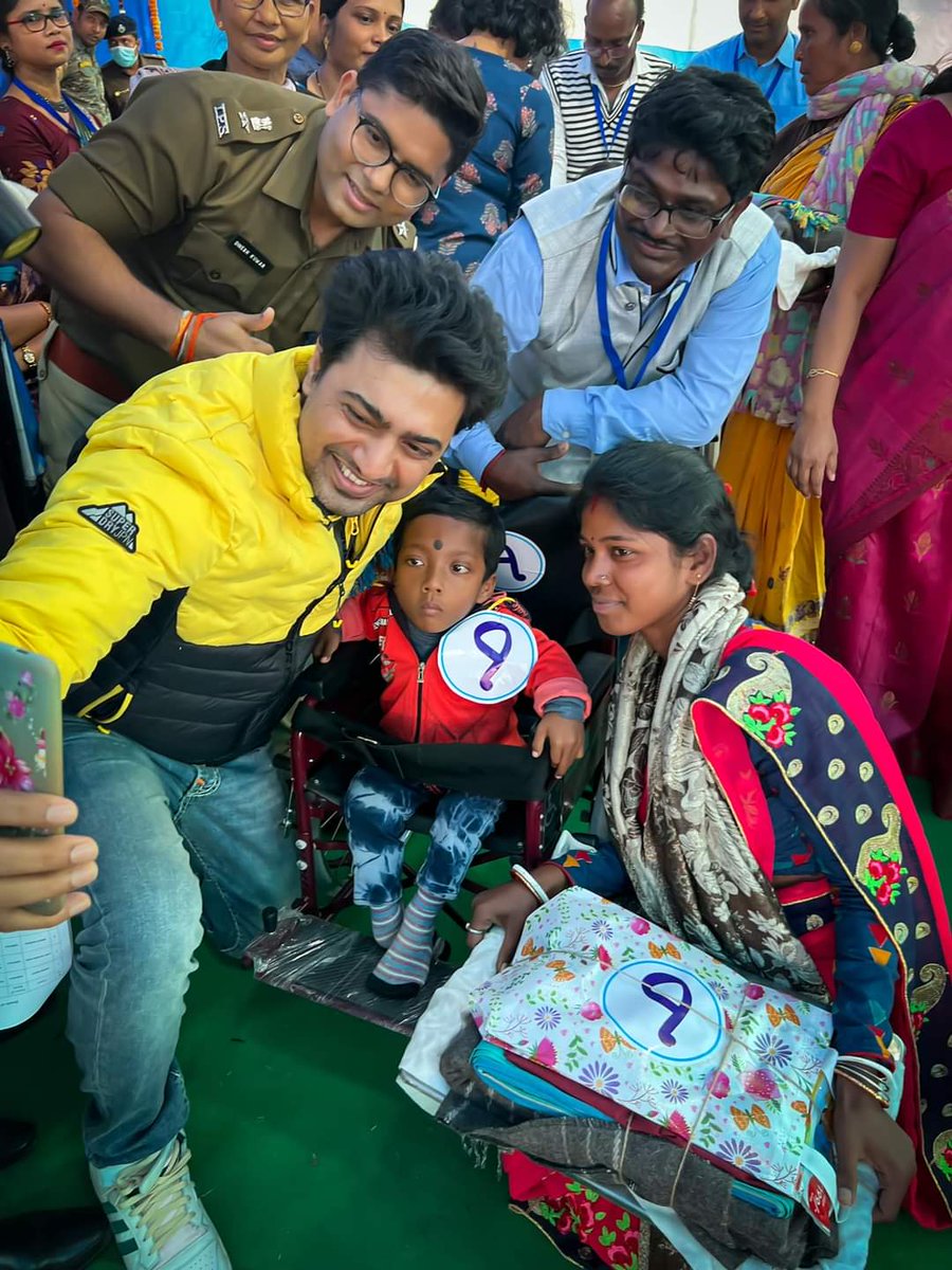 SuhridMandal's tweet photo. বাংলা সিনেমার এতো বড়ো একজন সুপারস্টার হওয়া সত্বেও একেবারে মাটির মানুষ,সিনেমায় অভিনয় থেকে,ঘাটালের সাংসদ সবকিছুতে একশোতে একশো, এটা তুমি বলেই সম্ভব @idevadhikari দাদা, আমরা গর্বিত তোমার মতন একজন মানুষ এর ভক্ত হতে পেরে। ❤️🙏🏻 https://t.co/ecwj9440iI