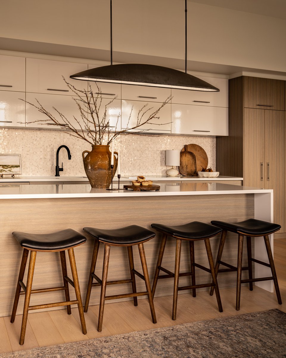 You may still be full from the holidays, but hope you're hungry for more #ProjectViewsOnViews 🤍 To bring some character to our clients' existing modern space, our designers styled this kitchen with a new pendant, vintage pottery, and timeless counter stools.