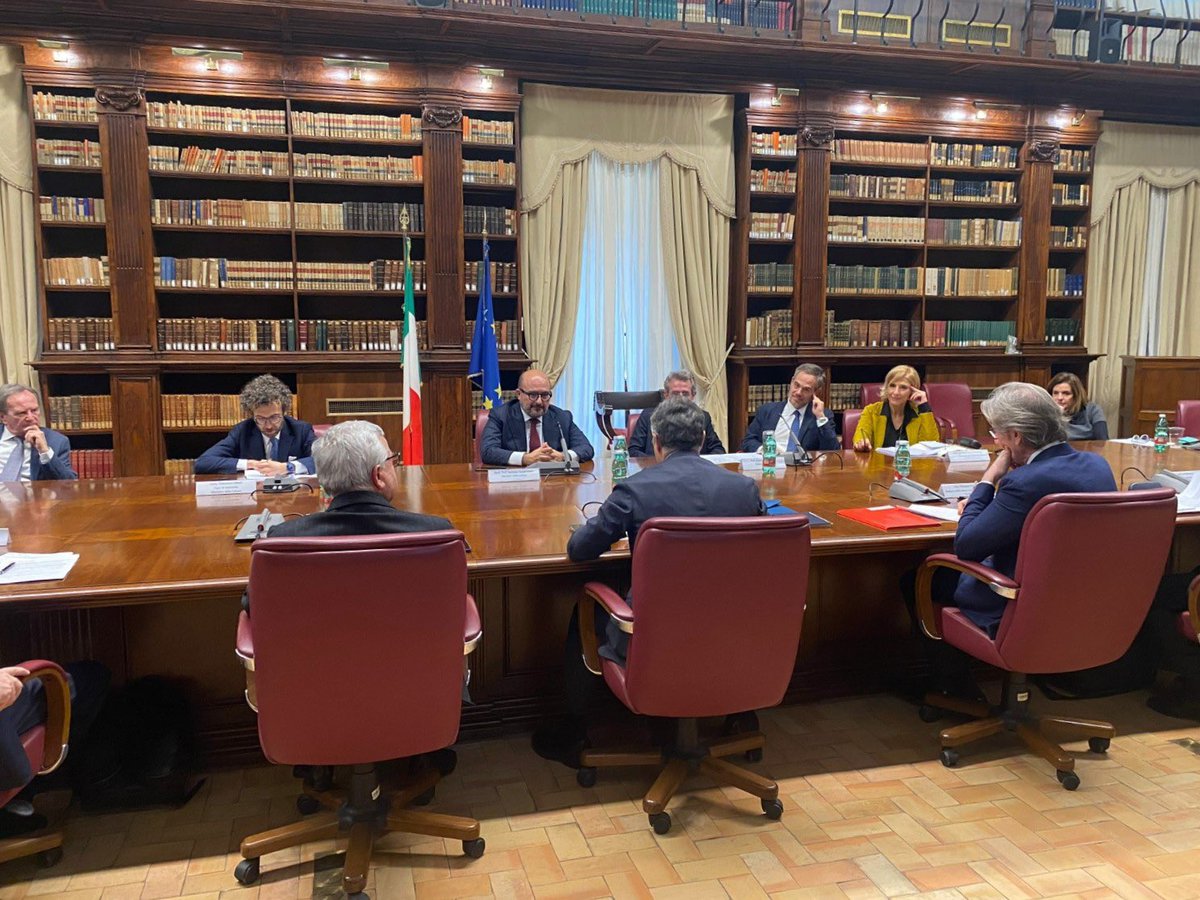 g_sangiuliano's tweet photo. Al lavoro per Palazzo Fuga. Primo incontro al @MiC_Italia con sindaco @GaeManfredi per realizzare un protocollo d’intesa che restituisca il Real Albergo dei Poveri alla città di Napoli e ai napoletani.
#Cultura #9gennaio https://t.co/xbRKZAXVwk