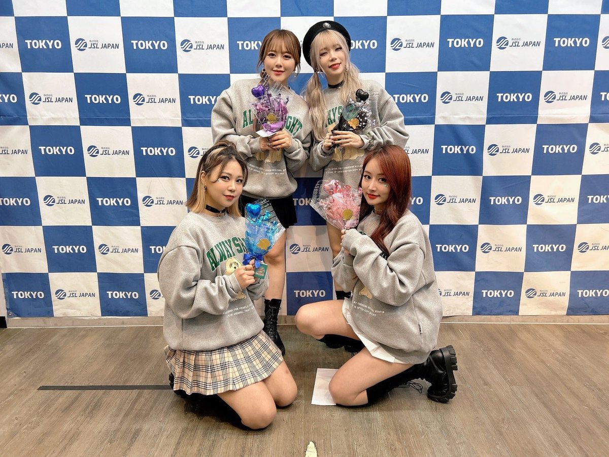 st_onair_global's tweet image. ＃オンエア #온에어 #옹에아 #OnAir 
もう最後のライブ終わりました😭
次会う日まで皆さんオンエアを忘れないでね🥺❤️🧡💙
本当にありがとうございました❗️💋