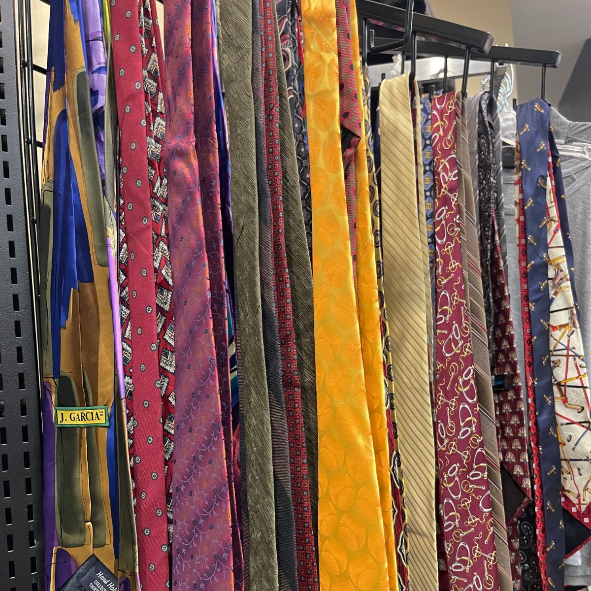goodwill_mass's tweet photo. After a restful break, most people are #Back2Work today. Start the new year in style with some accessories from Goodwill. #GoodwillMass #ShopGoodwill #GoodwillFinds #MensFashion #2023 #NewYear https://t.co/v4siGBT14I