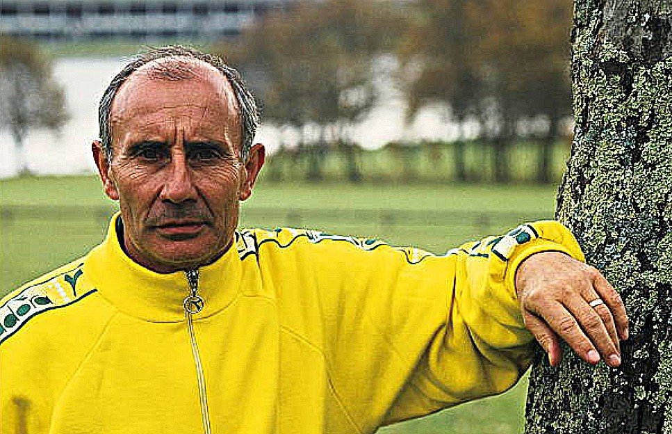 "Il nous arrivait dans les attaques placées de donner délibérément le ballon à l’adversaire sur un joueur ou une zone bien précise en faisant en sorte que le contrôle ne soit pas évident à réaliser. Là, signal : on se jetait dessus."

- Jean-Claude Suaudeau, <a href="/FCNantes/">FC Nantes</a> 🇫🇷 -