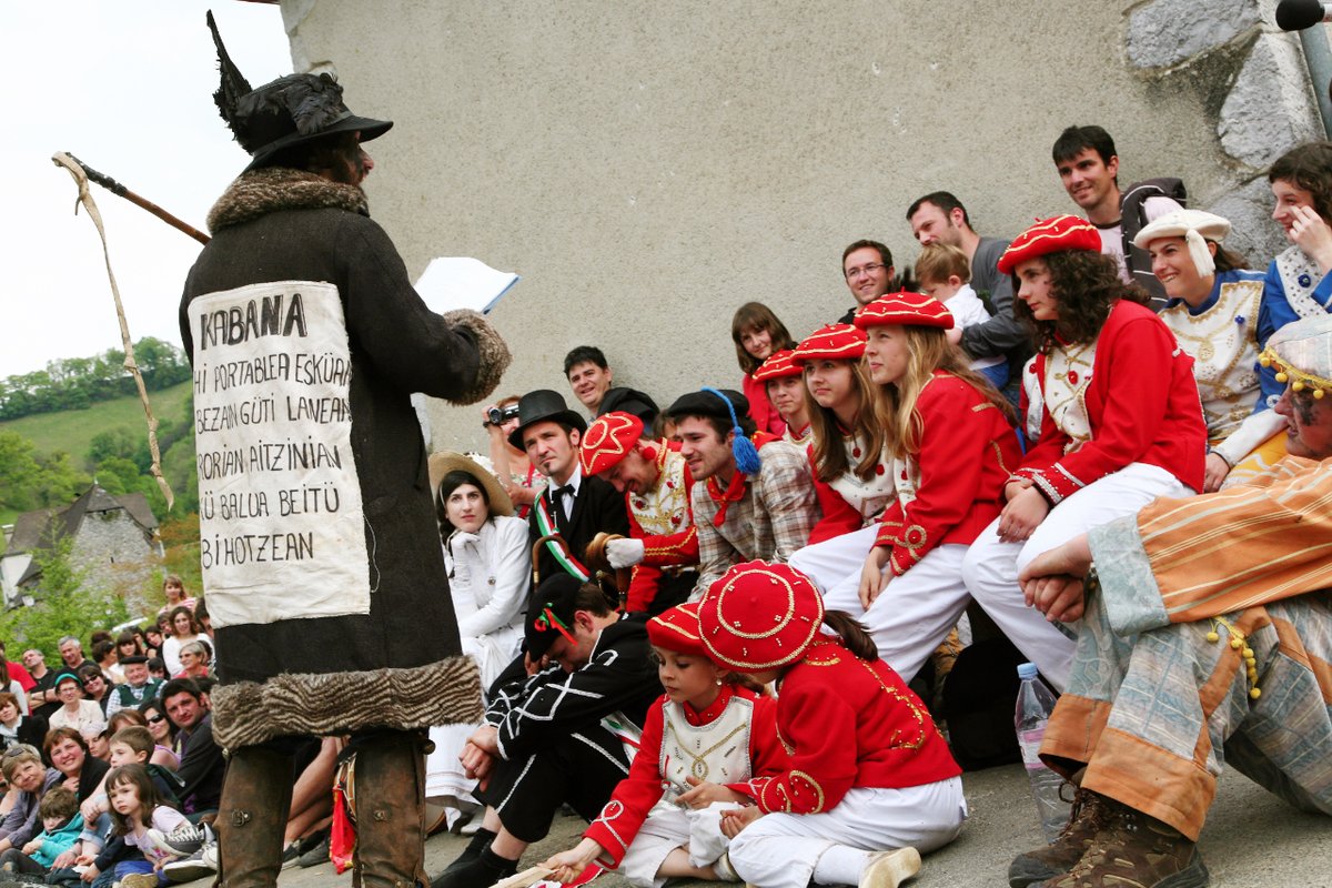 icb_info's tweet photo. 🎭 Voici venu le temps des mascarades souletines !
🗓️ Retrouvez l'agenda de la mascarade 2023 organisée par les jeunes de Mauléon : https://t.co/N71Y1U9b70
#mascarade #mascarades #carnaval #soule #mauléon #dansebasque #danse #euskara #basque #rites
📷 Séverine Dabadie https://t.co/AgHaJODaWJ