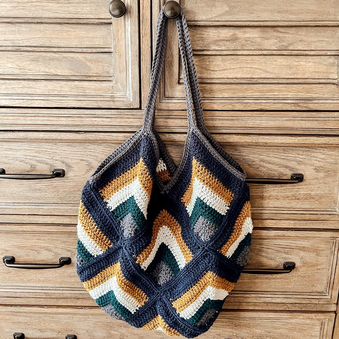LionBrandYarn's tweet photo. The go-to handbag for every season! 
FREE Bermuda Tote pattern: https://t.co/HhydivJnAz
📸 cathedralsandcafes (IG) https://t.co/I4MjrFlYxU