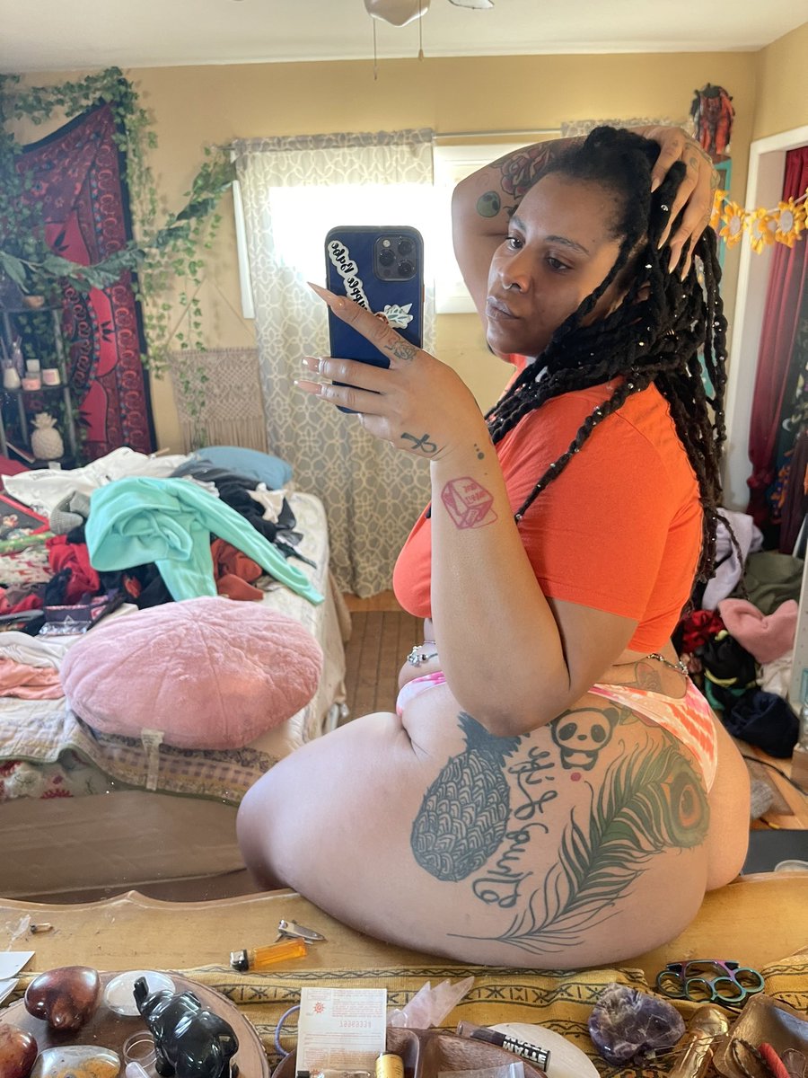 NaturalGMonet's tweet photo. Imma sit this ass on my dresser. π«Άπ½ #bbw #tattoo #plussize #bbwlover #thicc #ebonybby #ass #locs #womanwithlocs #dreadhead #bbwaddict https://t.co/tgwaha4ZR8