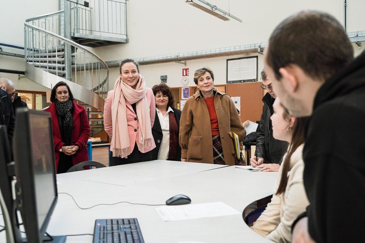 acpoitiers's tweet photo. Au lycée Paul Guérin #Niort, @BndicteRobert échange avec les élèves de #STI2D et leurs professeurs sur la construction de leur parcours d’#Orientation et leur projet de poursuite d’études dans l’enseignement supérieur
▶️ #CapSup, #PortesOuvertes, #Parcoursup
✨#VoieTechnologique https://t.co/4x9OuBf3il