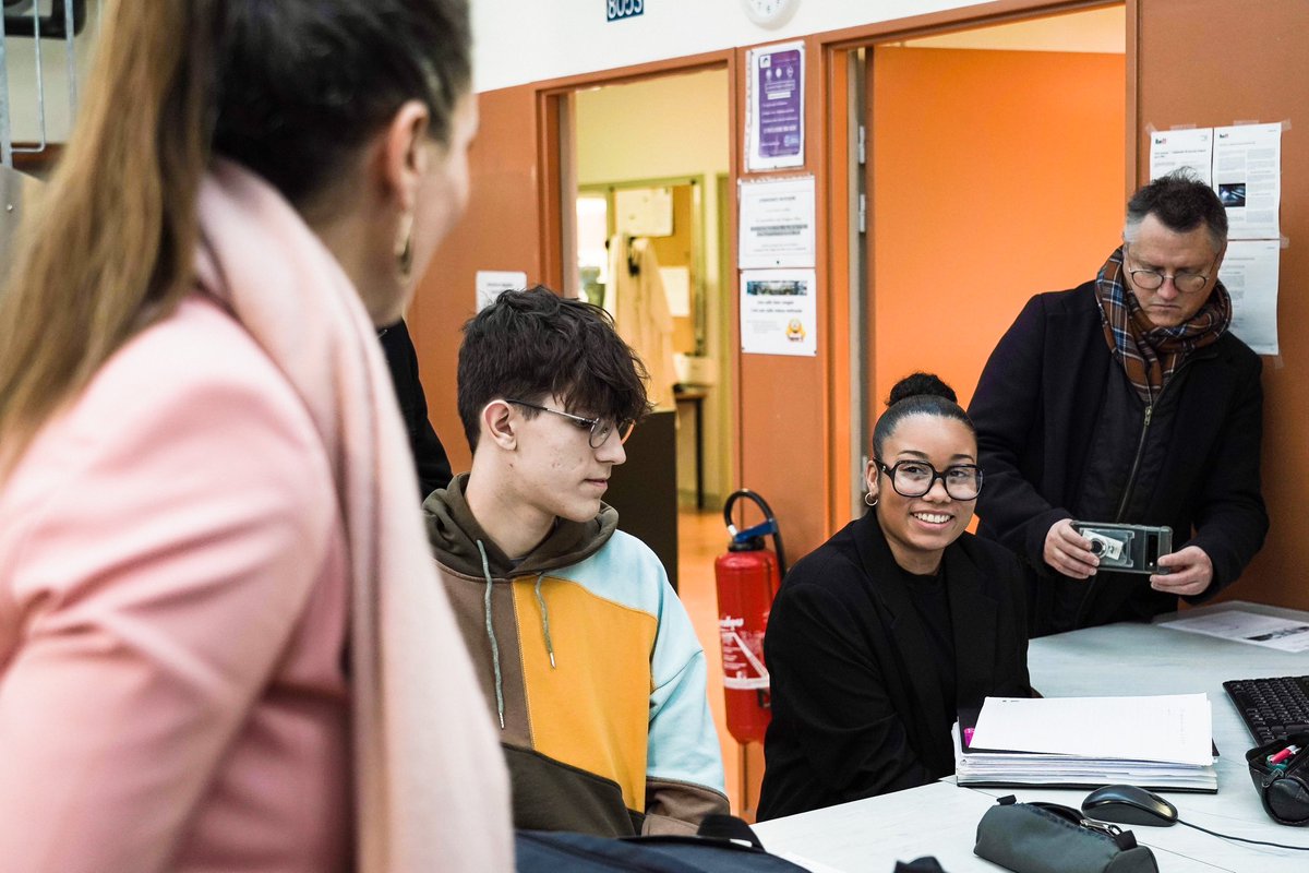 acpoitiers's tweet photo. Au lycée Paul Guérin #Niort, @BndicteRobert échange avec les élèves de #STI2D et leurs professeurs sur la construction de leur parcours d’#Orientation et leur projet de poursuite d’études dans l’enseignement supérieur
▶️ #CapSup, #PortesOuvertes, #Parcoursup
✨#VoieTechnologique https://t.co/4x9OuBf3il