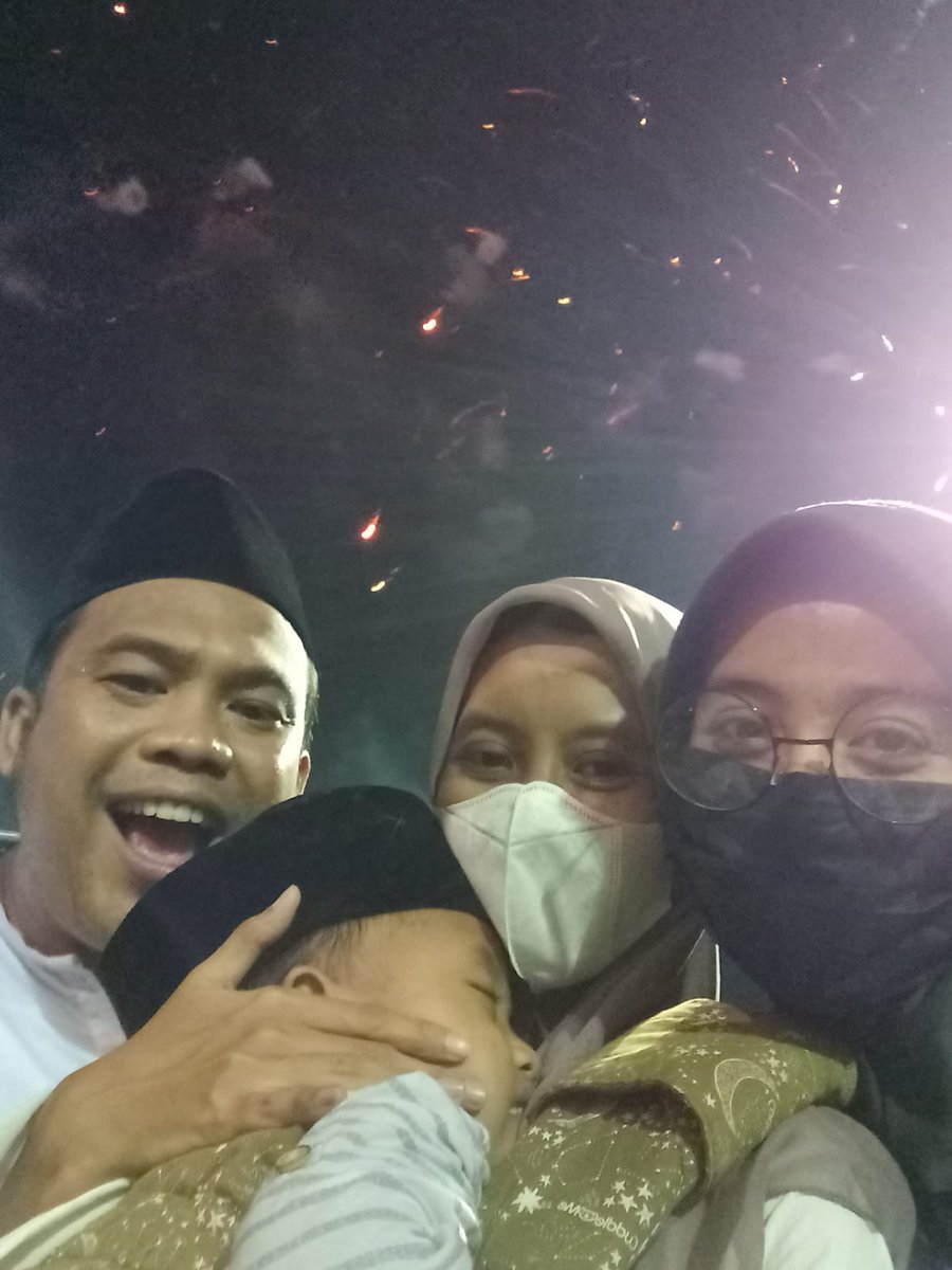 meyyshaan's tweet photo. Setelah sekian tahun, akhirnya selawatan lagi bersama Habib Syech. ♥️ https://t.co/DKxT1rnNFP