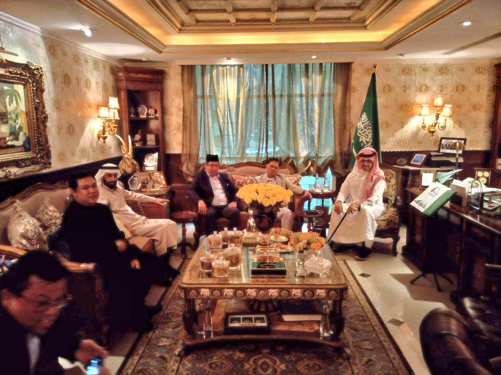 AlwaleedFor's tweet photo. HE Alwaleed Aldahash Altuwaijri Hosts HE The Minister of State for Muslim Affairs (National Commission for Muslim Affairs of Philippines)
HE Amin Mamo Ndiong, His Delegation Visiting KSA.

During Meeting, Aspects of Cooperation Between Two Sides in Charitable, Humanitarian Works. https://t.co/oAjNpWJbEQ