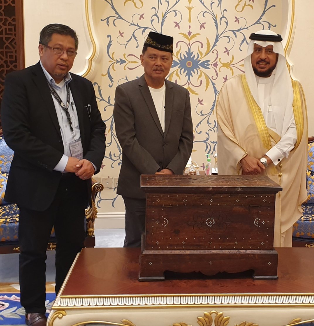 AlwaleedFor's tweet photo. HE Alwaleed Aldahash Altuwaijri Hosts HE The Minister of State for Muslim Affairs (National Commission for Muslim Affairs of Philippines)
HE Amin Mamo Ndiong, His Delegation Visiting KSA.

During Meeting, Aspects of Cooperation Between Two Sides in Charitable, Humanitarian Works. https://t.co/oAjNpWJbEQ