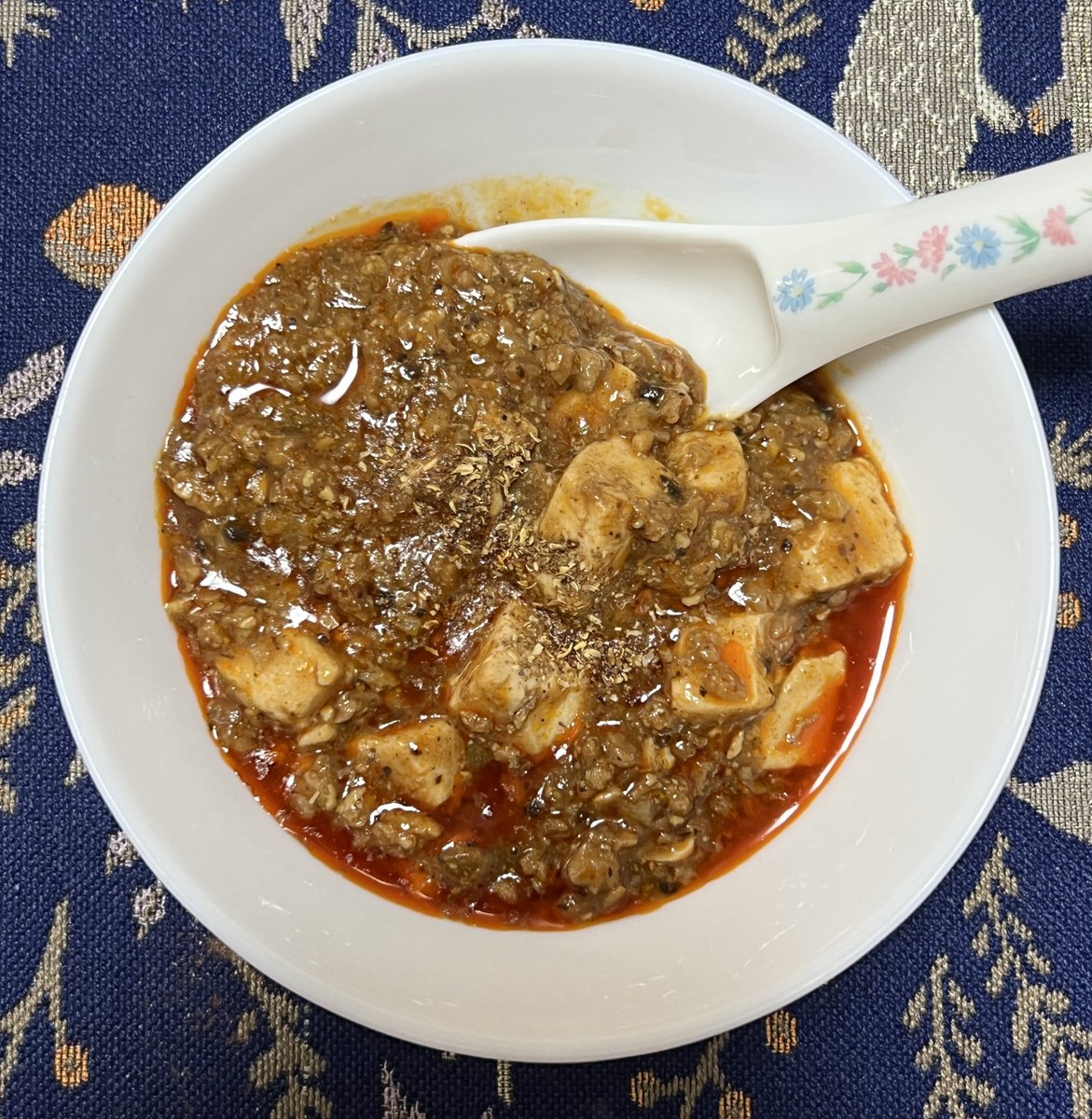1月9日 豆腐vol.6 
ファミマの四川麻婆豆腐
かかった時間:25分
感想:コンビニ麻婆豆腐の中でも人気らしい！本格的な中華な味ですごく美味しいが辛い。ご飯も食べ進めるとどんどん辛くなるタイプ。後半は辛さで豆腐どころではなかった。感謝！
ps第二週目に突入。早速昨日、休みをつかってしまった。
