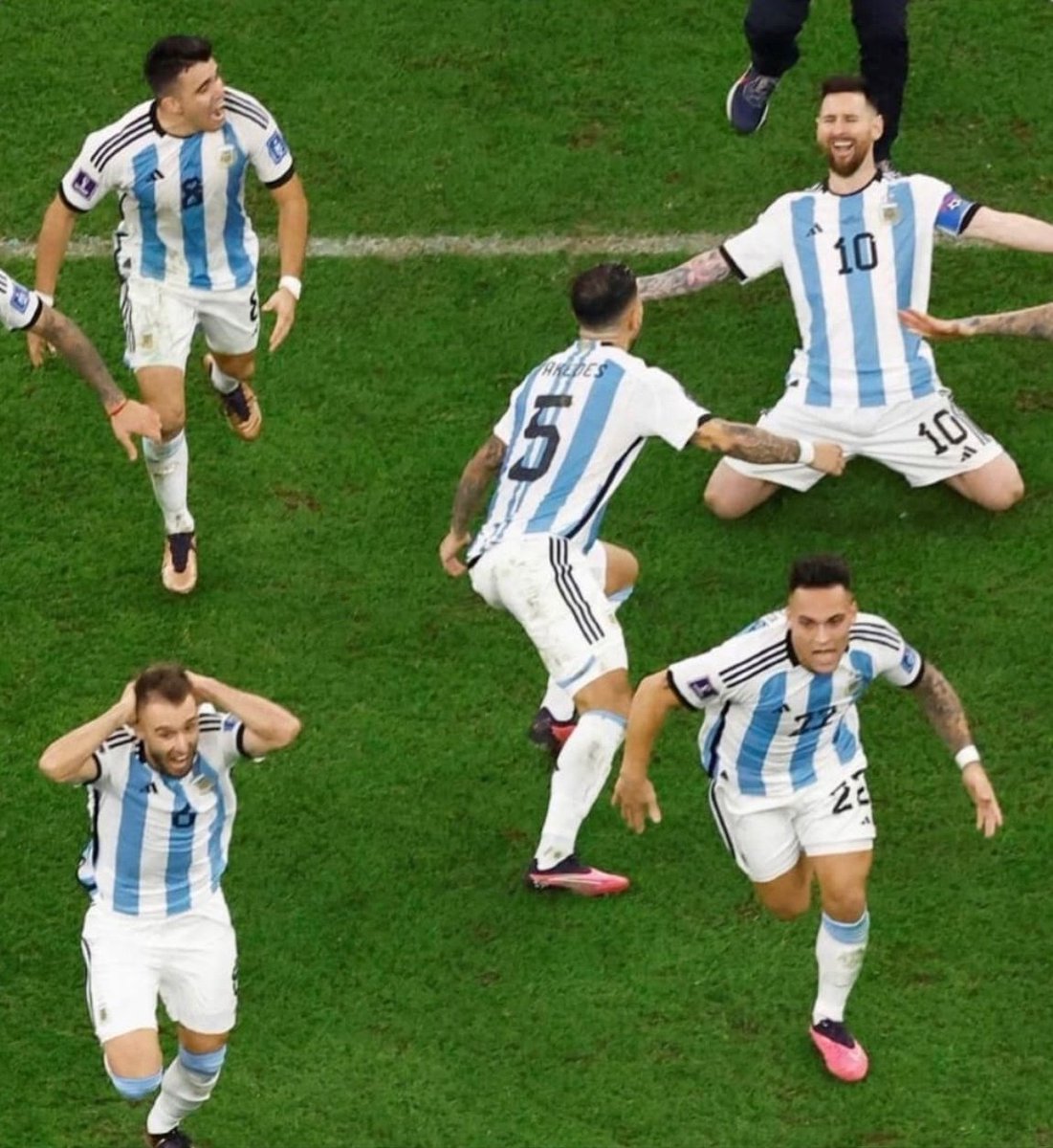 Max_Power_Arg's tweet photo. Algunos me llamarán loco, pero...

El 86 a la izquierda (Huevo y Pezzela), el año 22 (Lautaro) a la derecha, el 10 (Messi) siendo abrazado por el 5 (el título que faltaba)

Estaba escrito, es el 5 de Copas, no me jodan! https://t.co/esDUmvW7uv