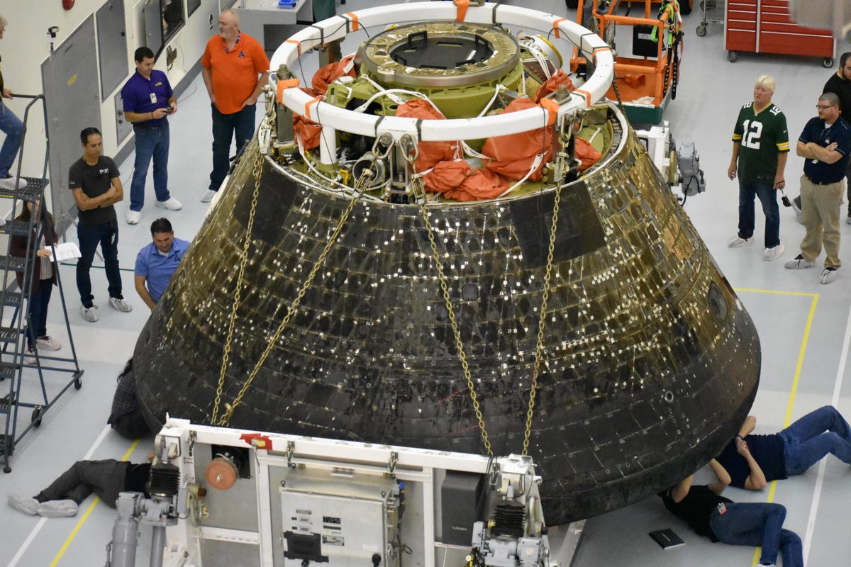 NASA_SLS's tweet image. Engineers and technicians at @NASAKennedy are conducting inspections of the heat shield on @NASA_Orion following its 1.4-million-mile mission beyond the Moon and back. The heat shield endured temperatures near 5,000 degrees Fahrenheit during reentry.
MORE: go.nasa.gov/3ZnXhTN