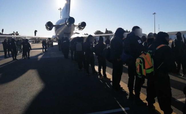 Tras llegada de 41 reos de Chihuahua, ahora trasladan presos de Zacatecas a penal federal de Oaxaca - El Universal Oaxaca dlvr.it/SgcHpY