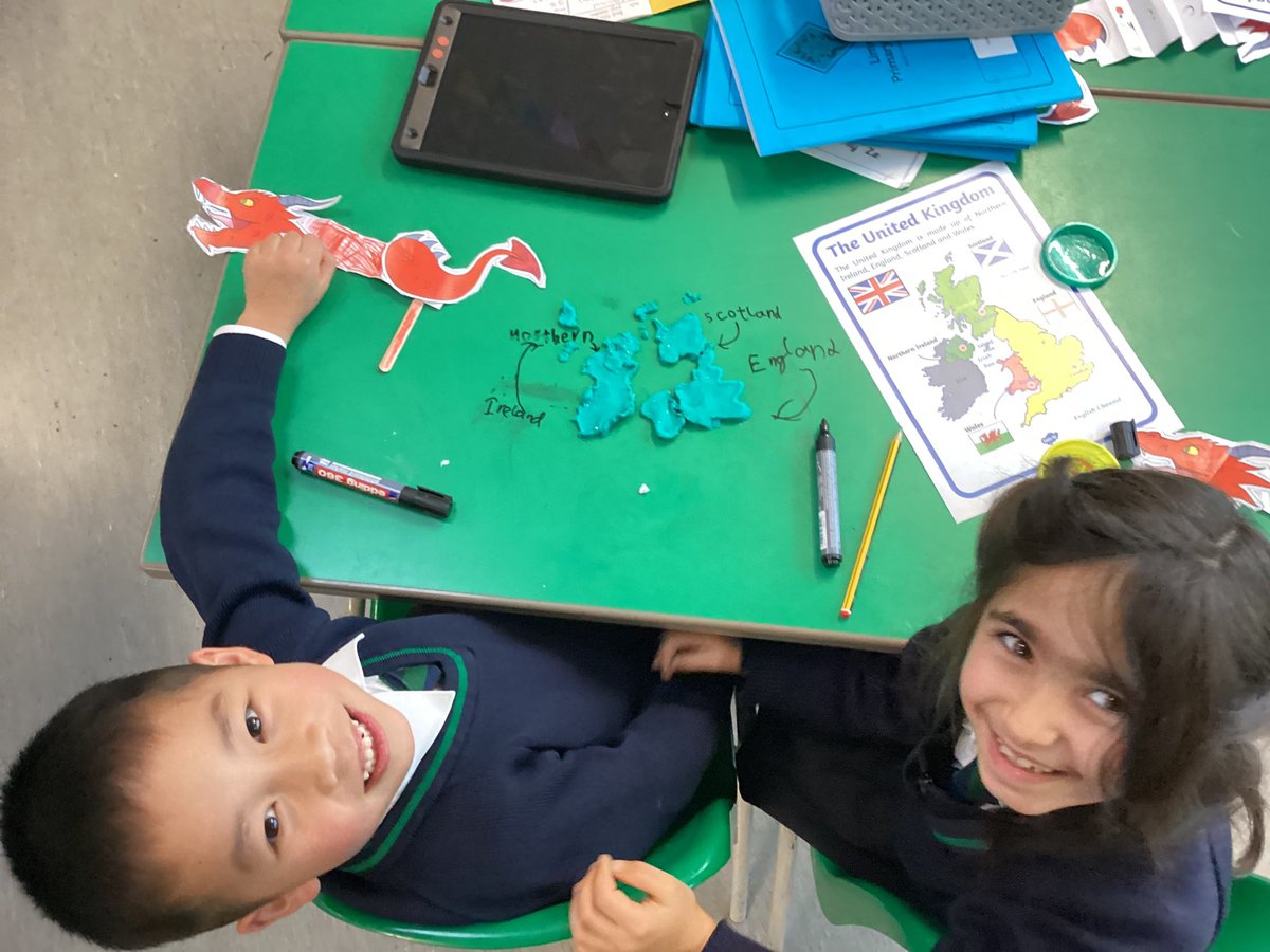 Year2TLTPA22's tweet photo. Where do we live? Exploring the U.K. Geography has commenced Mrs Crosby! @Year6TLTPA22 https://t.co/YYOE1CiP16