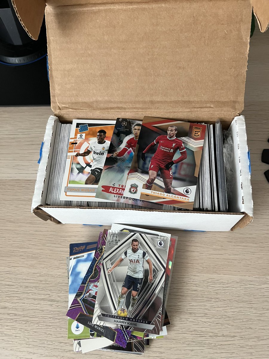Hayestrades's tweet photo. Just got my 250 card lot in the mail! Excited to go through this! #soccercards #panini #cardcollector #tradingcards #liverpool #rookiecards #topps #prizm #paninisoccer https://t.co/UodOxTAjNN