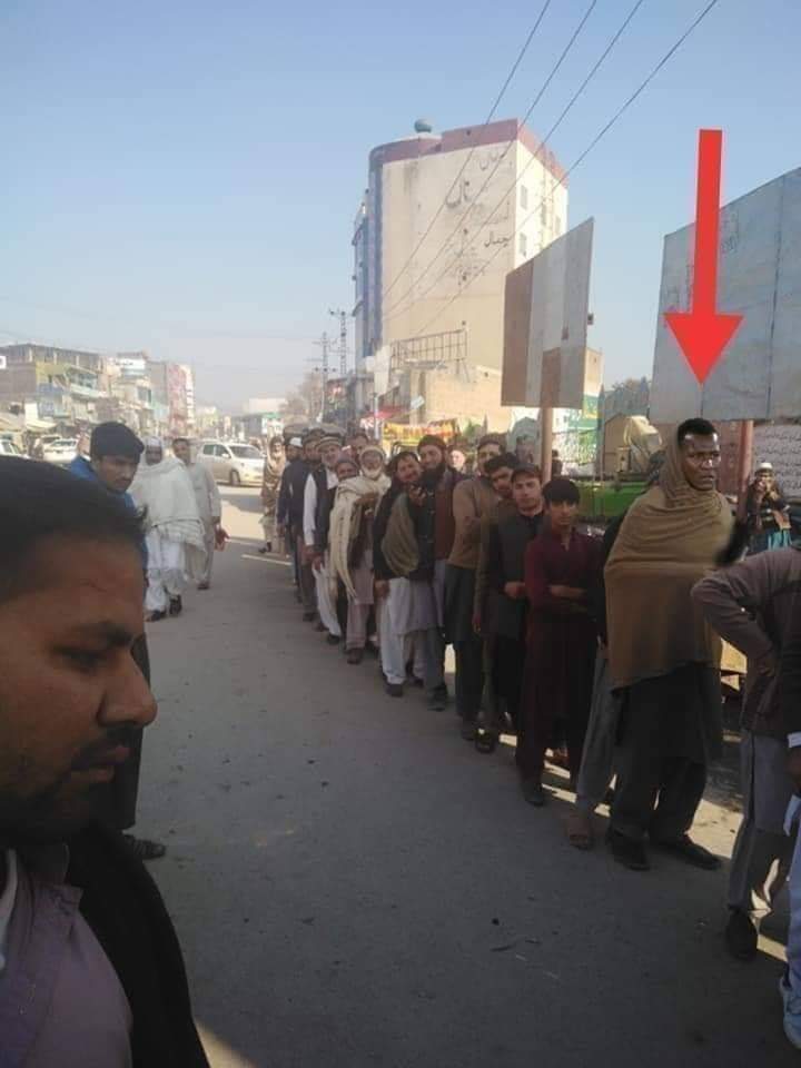 QaesimQas's tweet photo. پاکستانی شہریت ملنے کے بعد ڈریںن سمی آ ٹا لینے کے لئے قطار میں کھڑے ہیں 
@darensammy88 @ICC @JAfridi10 https://t.co/4TbkbzO5dH