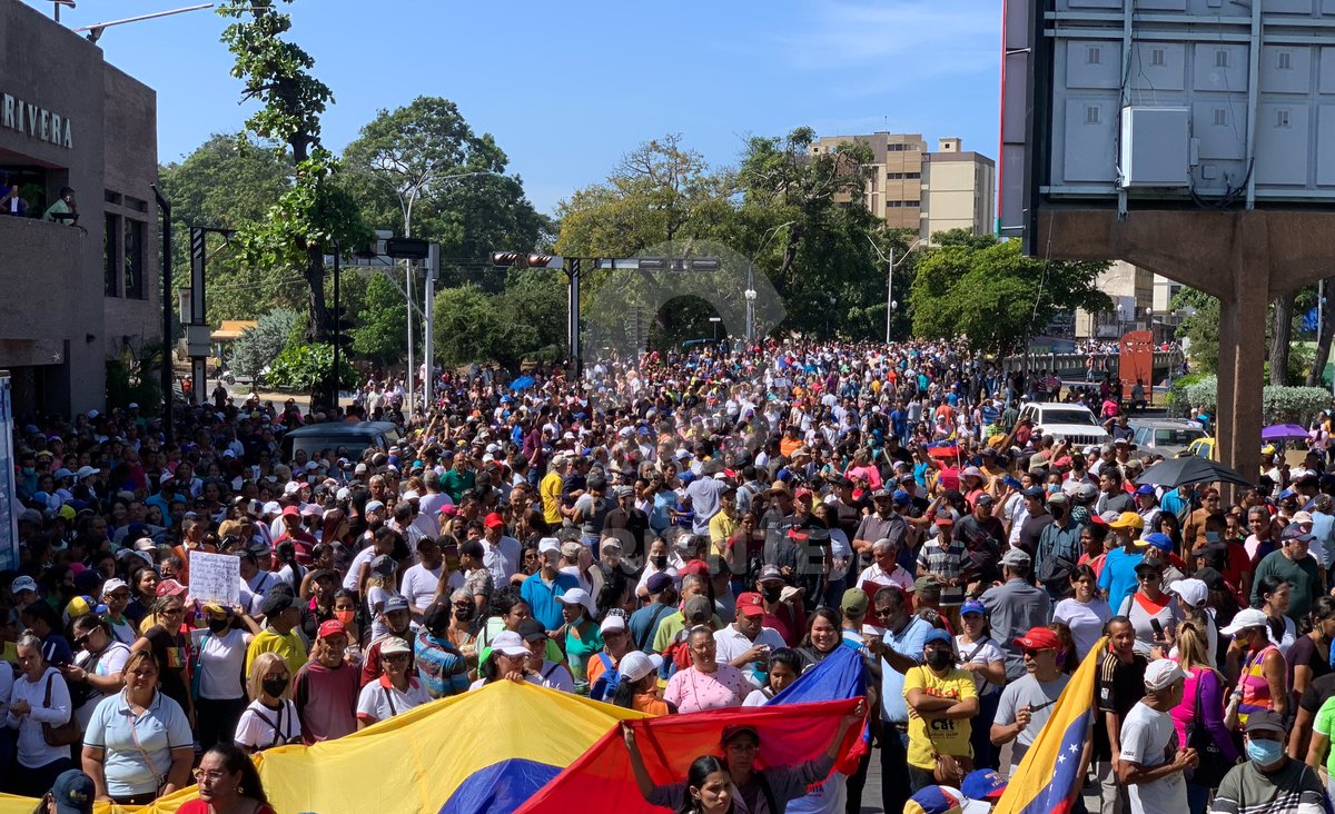 #Sucre | Gremio docente acompañado de otros sectores públicos se movilizaron este lunes en una marcha para exigir mejoras salariales y la firma de la Convención Colectiva de Trabajo. 

#9Ene