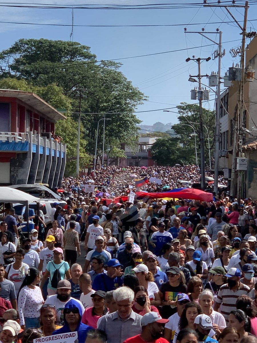 PrensaOrienteVE's tweet photo. #Sucre | Gremio docente acompañado de otros sectores públicos se movilizaron este lunes en una marcha para exigir mejoras salariales y la firma de la Convención Colectiva de Trabajo. 

#9Ene https://t.co/Gzqq9djeAq