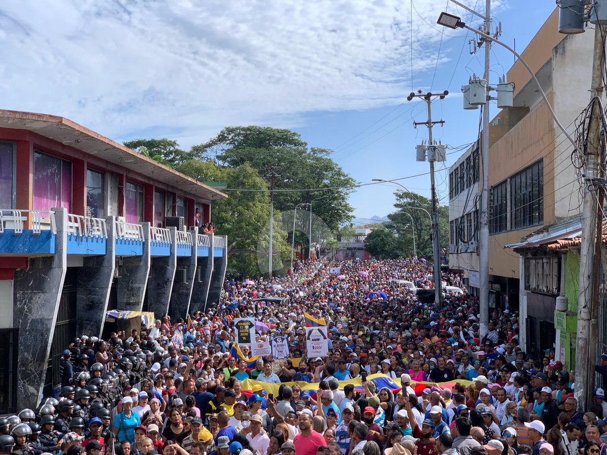PrensaOrienteVE's tweet photo. #Sucre | Gremio docente acompañado de otros sectores públicos se movilizaron este lunes en una marcha para exigir mejoras salariales y la firma de la Convención Colectiva de Trabajo. 

#9Ene https://t.co/Gzqq9djeAq