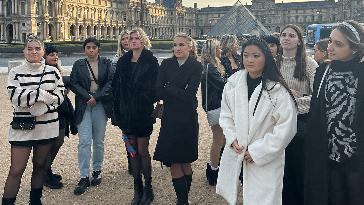 UDLernerCollege's tweet photo. #LernerBiz sophomore Sera Carollo and her @UDelaware classmates toured the Louvre today, check our their trip on our Instagram Story!
@UDGlobal #UDWinter #UDAbroad https://t.co/i4frHC2B06