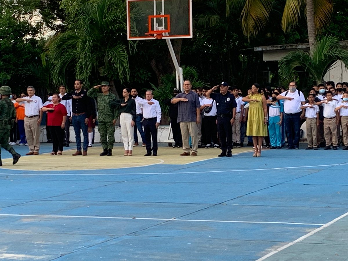 Los servicios educativos zona norte presentes en la ceremonia cívica, con motivo del reinicio de cursos escolares en la Escuela Secundaria General #6 Belisario Domínguez, en acompañamiento de la presidenta municipal Ana Paty Peralta