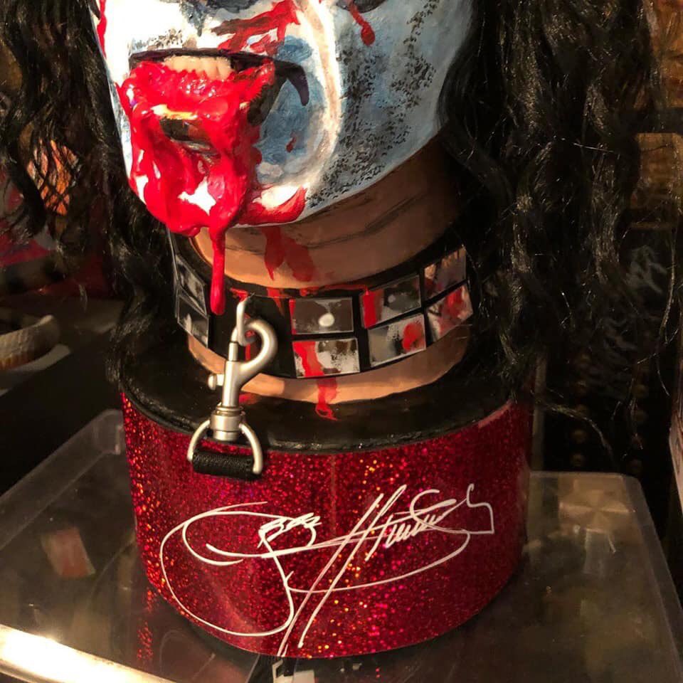 Here’s <a href="/genesimmons/">Gene Simmons</a> signing my life size sculpture of himself for my buddy Frank B. What can I create for you?
#KISSTORY #kissfanart #lifesizebust #genesimmons #PaulStanley #acefrehley #petercriss #tommythayer #ericsinger