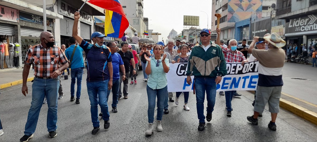 jose_guerrero23's tweet photo. Estuvimos acompañando la Gran Protesta Nacional de Educación #9Enero.en #Aragua Docentes, administrativos, obreros, activos, jubilados, nacionales, estadales, magisterio y universidad, salieron hoy a la calle hasta lograr el objetivo: Sueldos dignos y calidad de vida https://t.co/5uZFohxdgv
