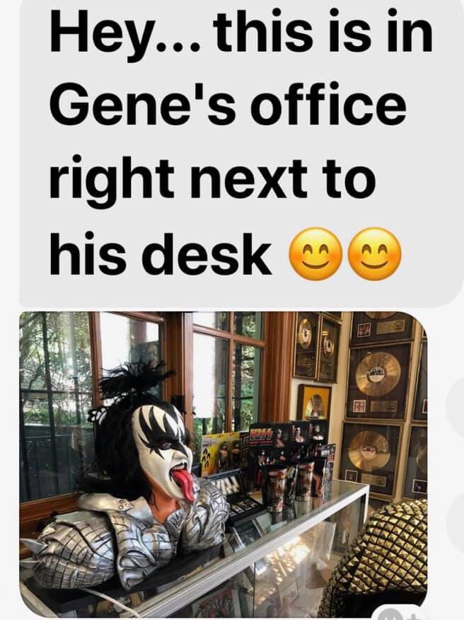 Here’s <a href="/PaulStanleyLive/">Paul Stanley</a> posing with my bust and thx to <a href="/genesimmons/">Gene Simmons</a> for displaying his EOTR Bust in his Vegas museum! I can create anyone! DM for info.