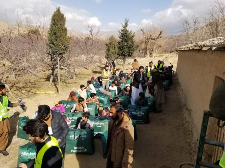 BilalSa64851196's tweet photo. Help your neighbors and the poor in this freezing cold. Let's keep the helpless warm with warm clothes this winter. The Million Smiles Foundation is excited about this #MSF_WinterDrive campaign so that you can join us on this journey of helping people with a smile. https://t.co/q1lb0wlq0W