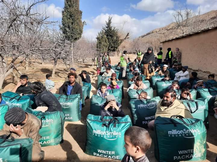 BilalSa64851196's tweet photo. Help your neighbors and the poor in this freezing cold. Let's keep the helpless warm with warm clothes this winter. The Million Smiles Foundation is excited about this #MSF_WinterDrive campaign so that you can join us on this journey of helping people with a smile. https://t.co/q1lb0wlq0W