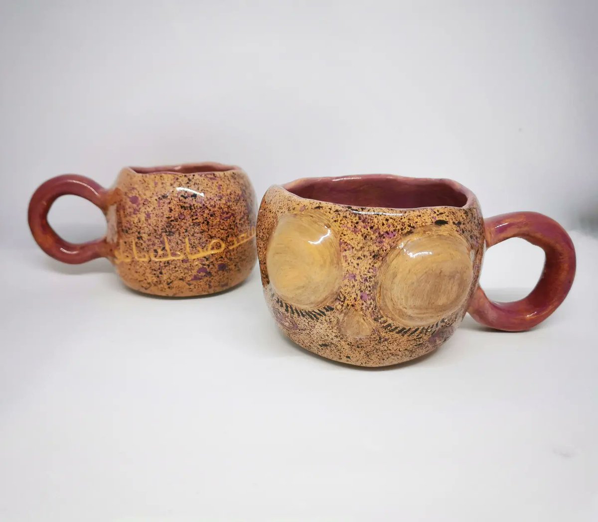 بعمل scented candles و pottery ❤️