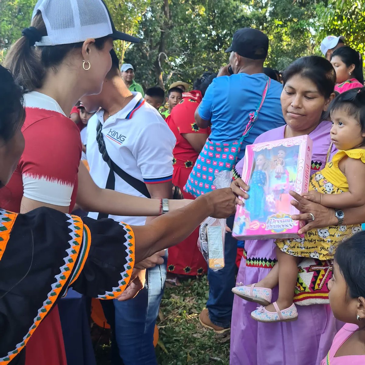 Anagrosas's tweet photo. #Juay Compartiendo con la comunidad de Galique durante Día de Reyes, celebrando con nuestros niños la alegría de estas fechas.
Gracias a todos por recibirnos con tanto cariño.
#UnidosPorElOriente #OrienteChiricano #TrabajoenEquipo #ReyesMagos https://t.co/fNaiGaTf6W