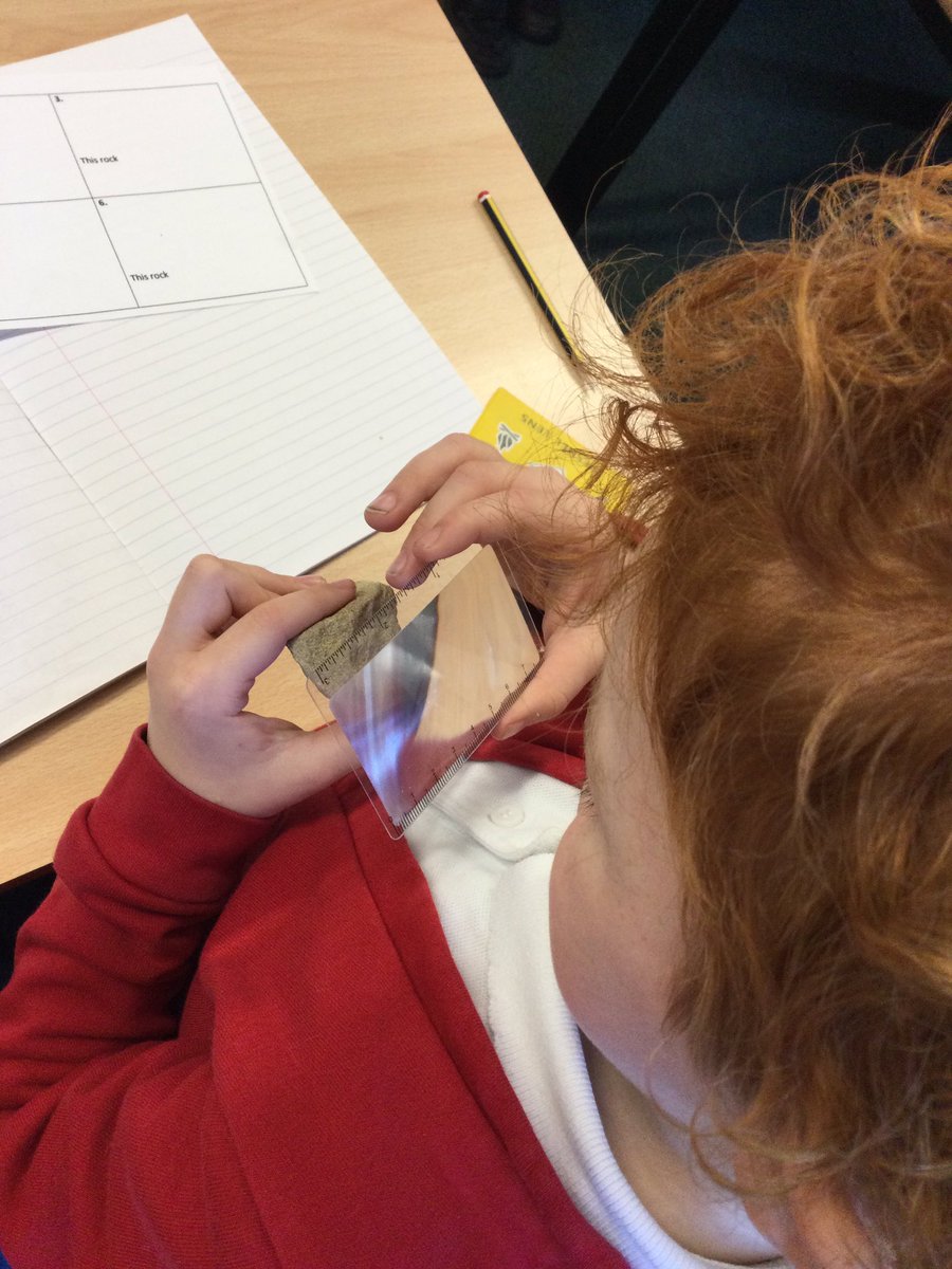 MD_Class3's tweet photo. 🌟SCIENCE🌟
Today @MD_Class3 have been rock detectives! We have analysed rocks and recorded their appearance and texture 🪨👍🏻
@MillDamSchool #MDScience https://t.co/JQwdSdLk3d